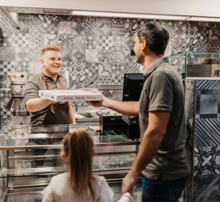 Warm service at Luigi's Pizza in Hofgut Wagrain - fresh pizza to take away for enjoyable family moments in the flat.