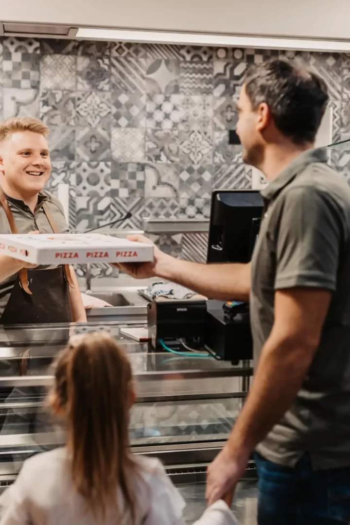 Herzlicher Service bei Luigi’s Pizza im Hofgut Wagrain – frische Pizza zum Mitnehmen für genussvolle Familienmomente im Apartment.