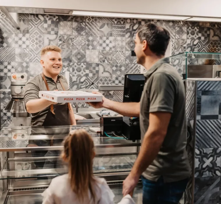 Herzlicher Service bei Luigi’s Pizza im Hofgut Wagrain – frische Pizza zum Mitnehmen für genussvolle Familienmomente im Apartment.