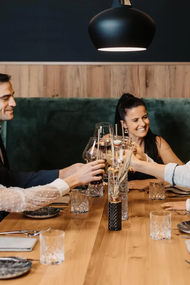 Genussvolle Augenblicke im vaMoos: Ein stilvoller Abend bei Rotwein und gutem Gespräch im Hofgut Wagrain.