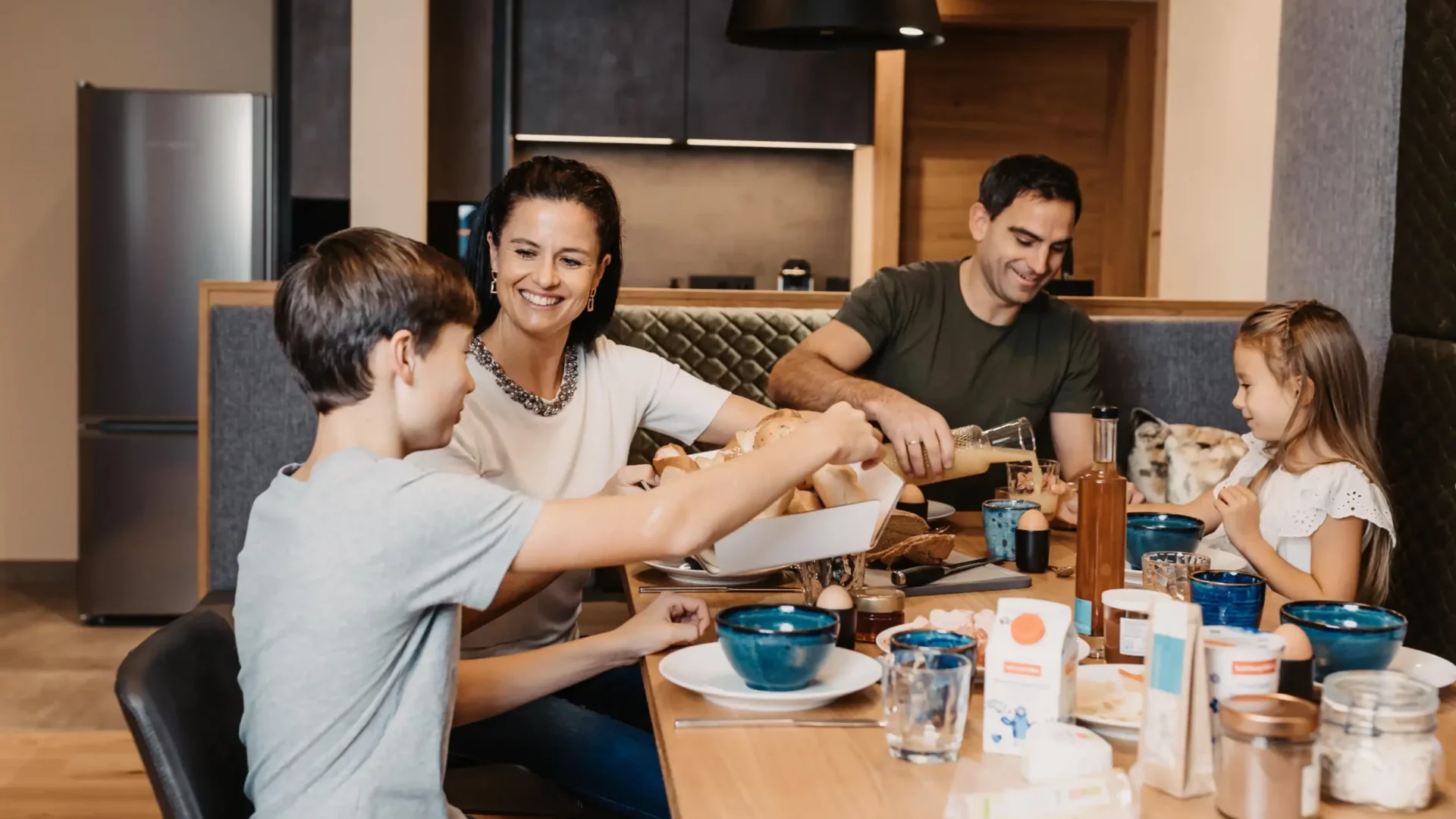 Gemeinsames Frühstück im Familienurlaub: Genussvolle Morgenstunden mit regionalen Produkten im gemütlichen Apartment des Hofgut Wagrain.