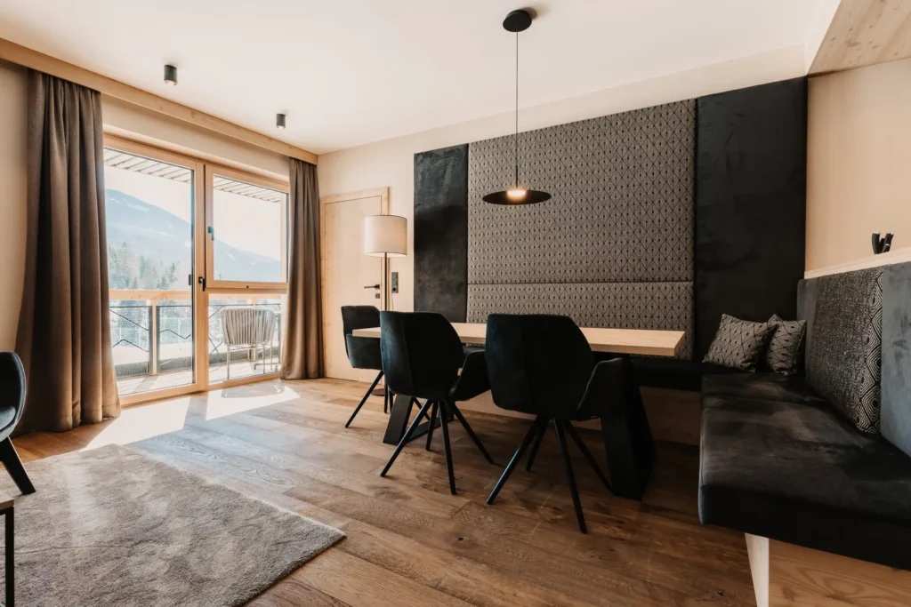 Bright flat in Hofgut Wagrain with spacious dining area, cosy bench and balcony with mountain views.