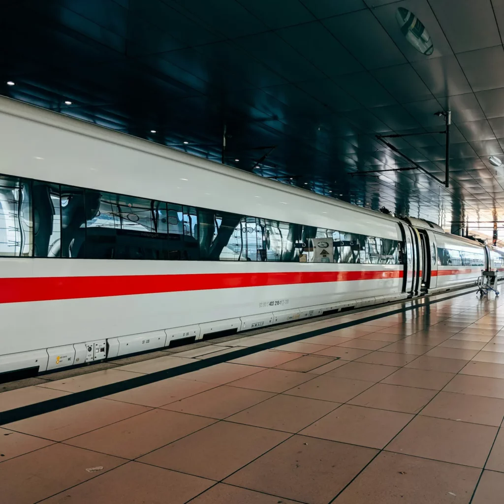 markus-winkler-dpmK-l9KPoY-unsplash Moderner ICE-Zug am Bahnsteig – klimafreundliche Anreise mit der Bahn