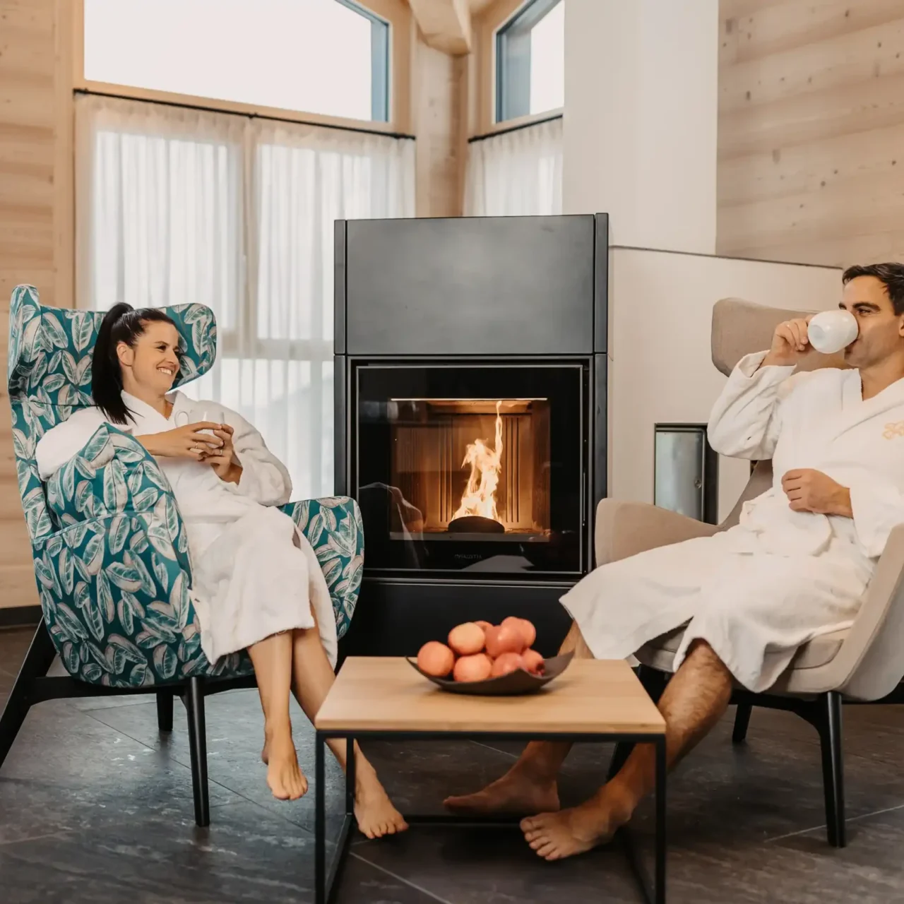 Wohltuende Wärme und entspannte Gespräche am Kamin – Adults-only-Auszeit im stilvollen Wellnessbereich des Hofgut Wagrain.