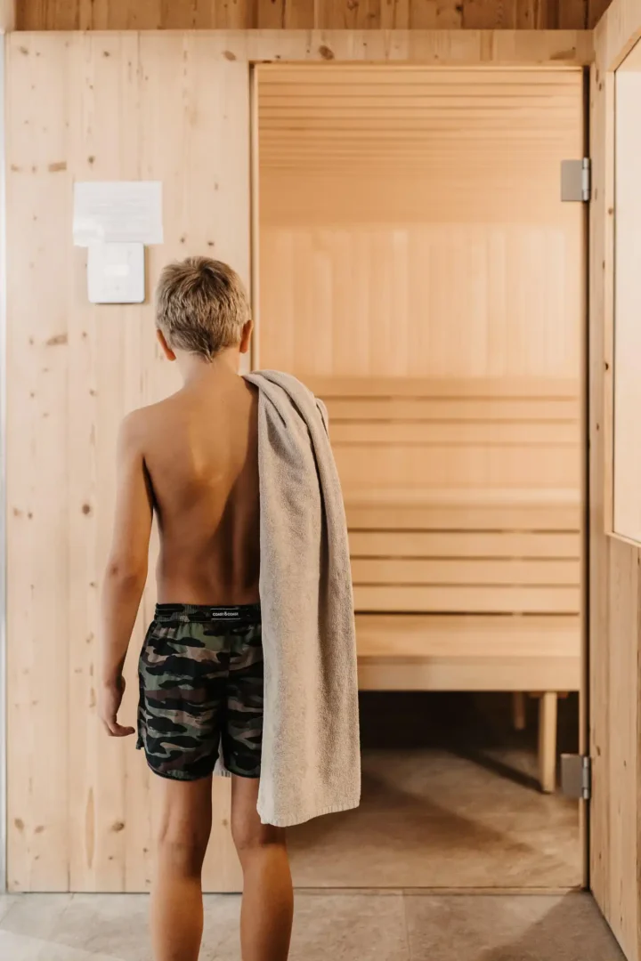 Kind in Familysauna im Hofgut Wagrain
