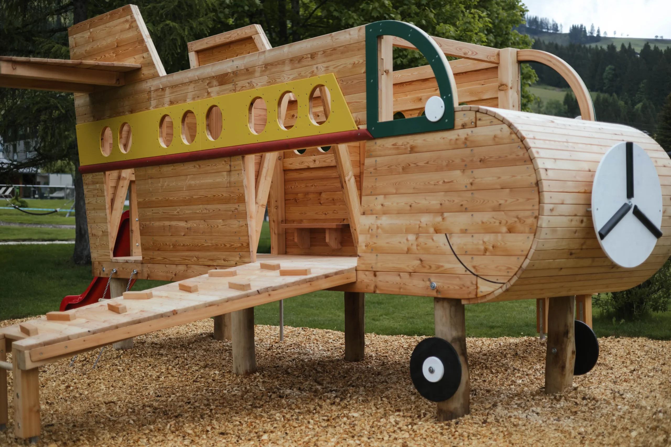 Holzflugzeug am Spielplatz im Hofgut Wagrain – familienfreundlicher Spielplatz für Kinder im Urlaub in Österreich.