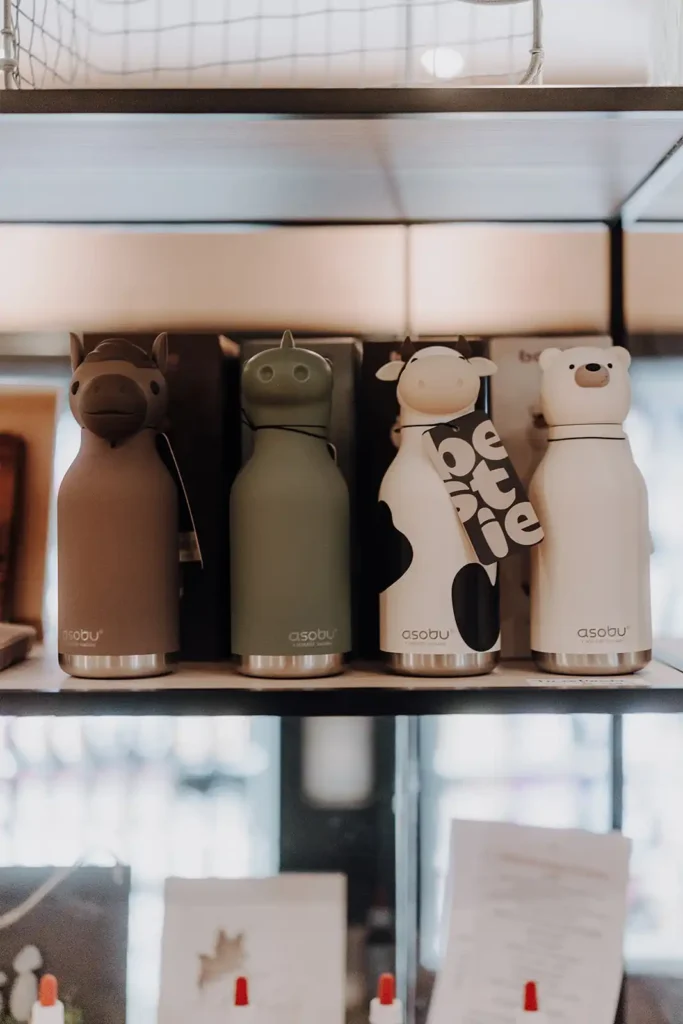 Colourful drinking bottles and Bach flower remedies in the Hofgut Shop.
