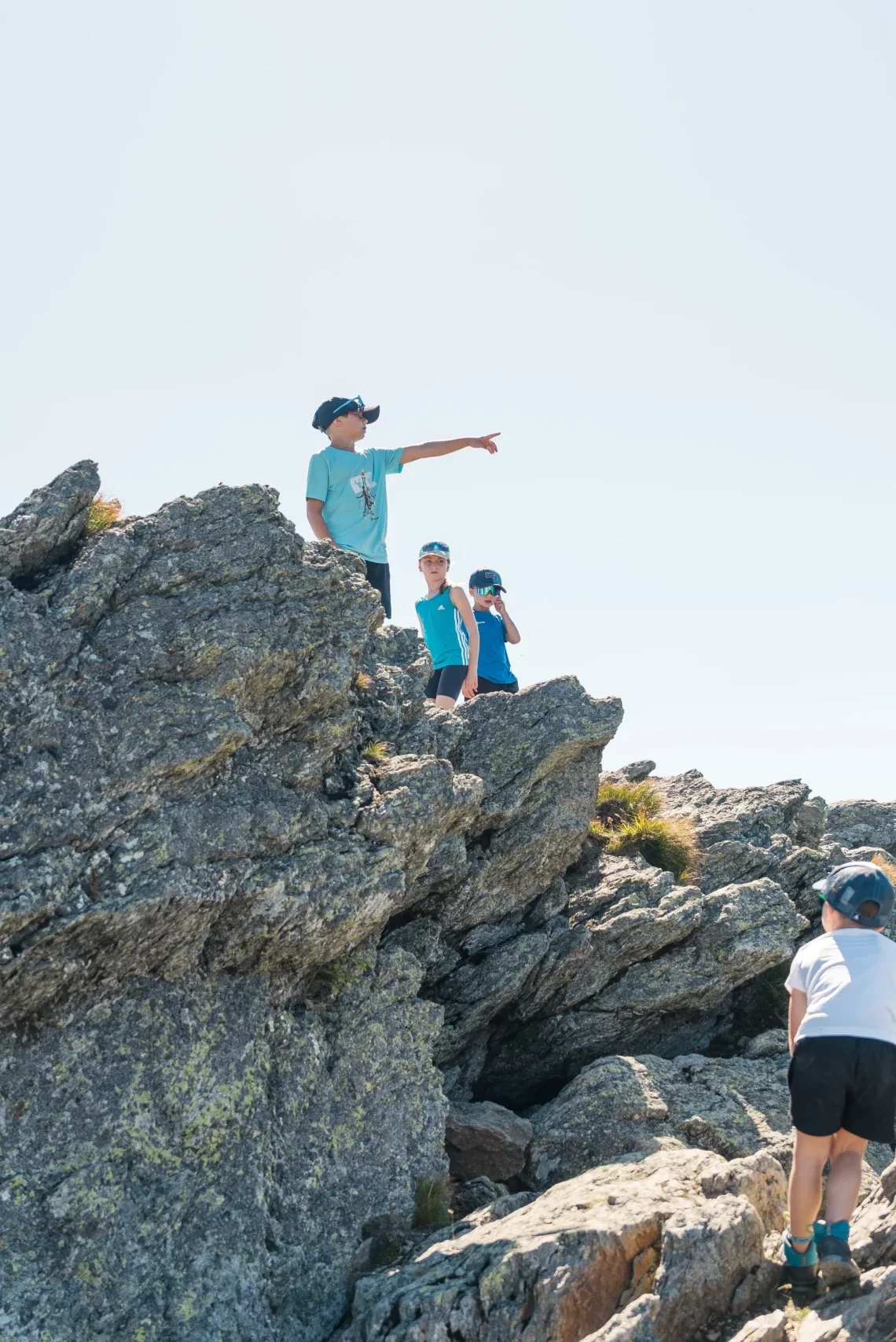 Abenteuerliche Familien Höhenwanderung in Wagrain Kleinarl mit Kindern auf felsigem Gipfel und weitem Blick über die Salzburger Bergwelt nahe dem Hofgut Wagrain