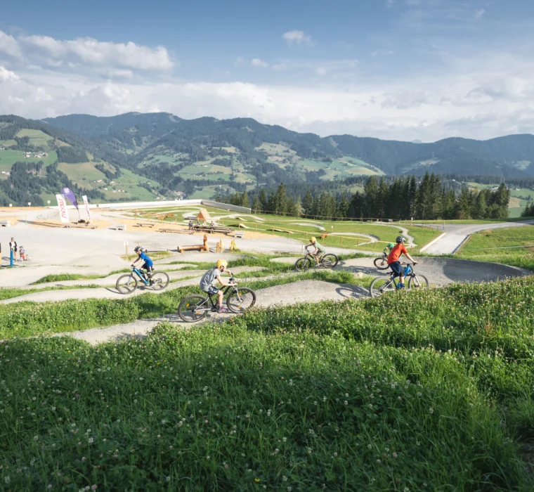 Kinder auf dem Bike-Parcours der Woom Bike Area Wagrain