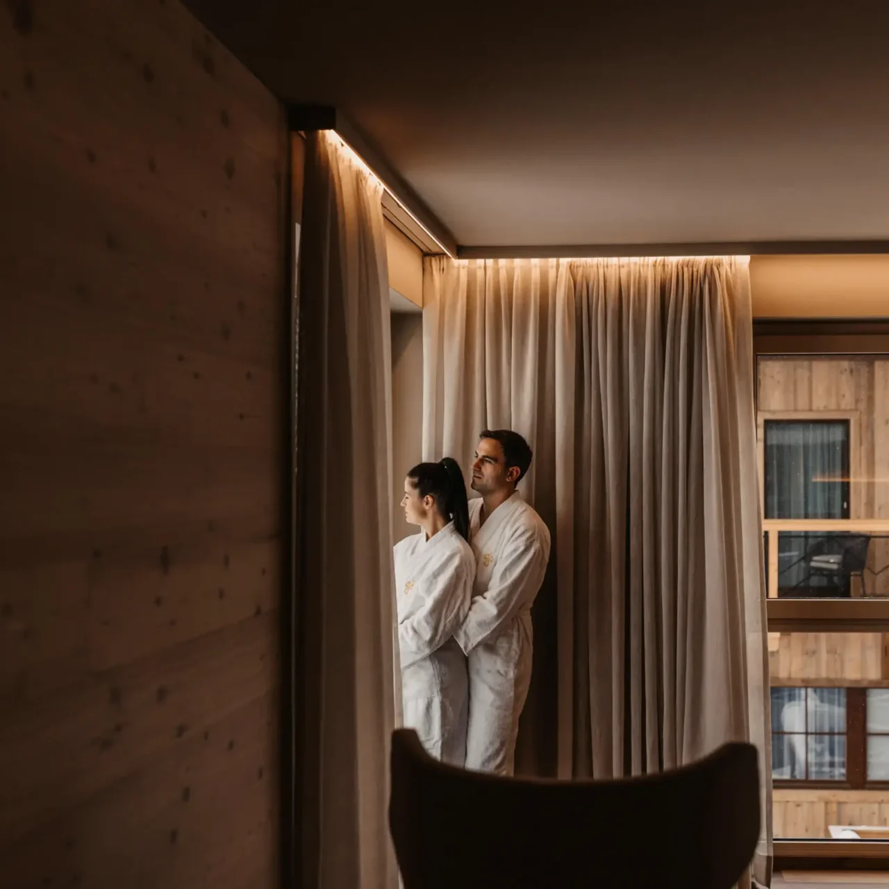 Den Moment teilen – ruhige Augenblicke mit Panoramablick auf die verschneite Bergwelt im Adults-only-Wellnessbereich des Hofgut Wagrain.